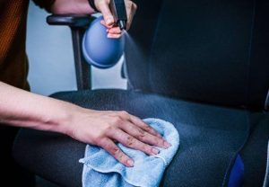 Vệ sinh ghế nỉ cần lau nhẹ và làm khô hoàn toàn