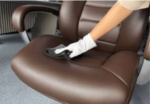 Vệ sinh ghế da bằng khăn mềm, dung dịch dịu nhẹ